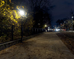 Ulica Mickiewicza z nowymi latarniami.
