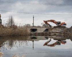 Koparka na budowie przepustu drogowego na ul. Rosochatej.