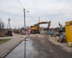 Koparka na budowie przepustu drogowego na ul. Rosochatej.