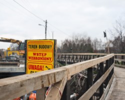 Tymczasowa kładka dla pieszych na czas budowy przepustu.