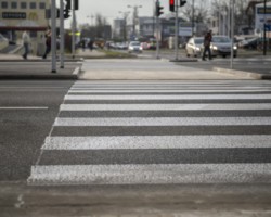 Nowe przejście dla pieszych na ulicy Grochowskiej, przy skrzyżowaniu z ulicą Jubilerską.