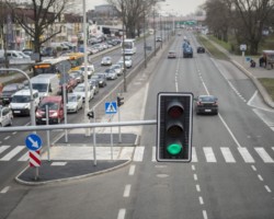 Sygnalizacja świetlna nad skrzyżowaniem Grochowskiej i Jubilerskiej.