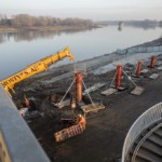 Budowa kładki pieszo-rowerowej na moście Łazienkowskim.