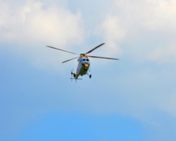 Lecący helikopter na tle nieba.