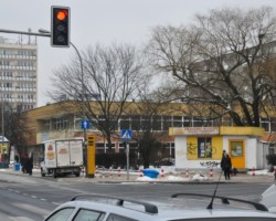 Czerwone światło dla samochodów na skrzyżowaniu Grójeckiej i Dickensa.