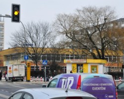 Żółte światło dla samochodów na skrzyżowaniu Grójeckiej i Dickensa.