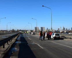 Zespół ekspertów na spalonym moście Łazienkowskim.