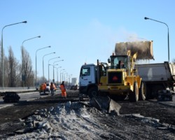 Ciężarówka i koparka na moście.