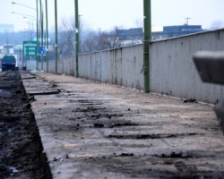 Zerwana część nawierzchni mostu Łazienkowskiego.