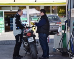 Uczestnik akcji edukacyjnej otrzymuje apteczkę motocyklową.