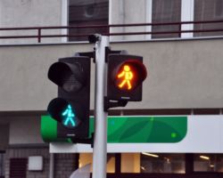 Światło zielone dla pieszych oraz żółte ostrzegawcze dla kierowców.