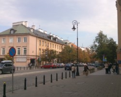 Ulica Miodowa w ciągu dnia.