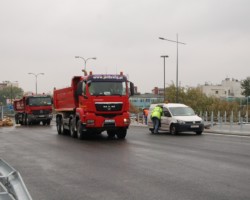 Jadące ciężarówki w ramach próby obciążeniowej.