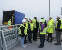 Zespół Powiatowego Nadzoru Budowlanego w trakcie sprawdzania mostu.