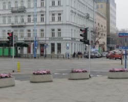 Skrzyżowanie ulic Emilii Plater i Alei Jerozolimskich.