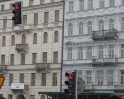 Sygnalizacja świetlna na tle kamienic w Alejach Jerozolimskich.