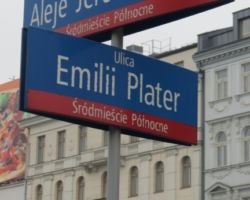 Skryżowane tablice z nazwami ulic Emilii Plater i Alej Jerozolimskich.