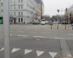 Skrzyżowanie ulic Emilii Plater i Alei Jerozolimskich.