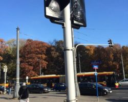 Nowa sygnalizacja na skrzyżowaniu Marszałkowskiej i Królewskiej czeka na uruchomienie.