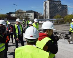 Dziennikarze zwiedzają plac budowy mostu wraz z prezydentką Hanną Gronkiewicz - Waltz.