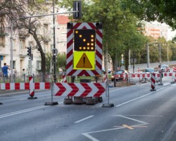 Tymczasowy znak drogowy kierujący na właściwy pas jezdni podczas remontu ulicy Mickiewicza.