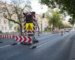 Tymczasowy znak drogowy kierujący na właściwy pas jezdni podczas remontu ulicy Mickiewicza.