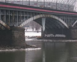 Wielki sopel pod mostem Poniatowskiego.