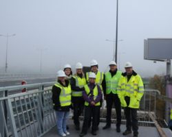 Zespół Powiatowego Nadzoru Budowlanego w trakcie sprawdzania mostu.