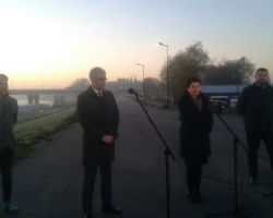 Władze Warszawy na konferencji prasowej podczas otwarcia mostu Łazienkowskiego.