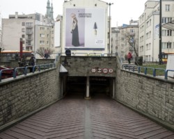 Wjazd do podziemnego parkingu publicznego przy metrze Politechnika.