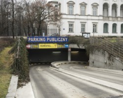 Wjazd do podziemnego parkingu publicznego przy ulicy Jaworzyńskiej.