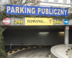 Wjazd do podziemnego parkingu publicznego przy ulicy Jaworzyńskiej.