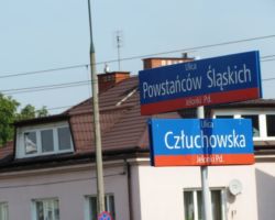 Tabliczki z ulicami Powstańców Śląskich i Człuchowskiej.