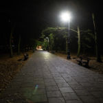 Zmodernizowane oświetlenie w Parku Praskim.