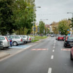 Na ulicy Szaserów, tuż przy skrzyżowaniu z ul. Kwatery Głównej zamontowaliśmy progi wyspowe wyposażone w elementy odblaskowe.