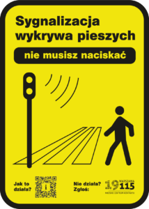 Wzór naklejki na sygnalizatory. Wyraźna żółta naklejka z czarnymi napisami i symbolami. Tekst "Sygnalizacja wykrywa pieszych. Nie musisz naciskać". Na naklejce znajduje się kod QR oraz logotyp miejskiego centrum kontaktu warszawa 19 115.