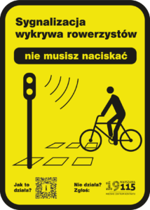 Wzór naklejki na sygnalizatory. Wyraźna żółta naklejka z czarnymi napisami i symbolami. Tekst "Sygnalizacja wykrywa rowerzystów. Nie musisz naciskać". Na naklejce znajduje się kod QR oraz logotyp miejskiego centrum kontaktu warszawa 19 115.