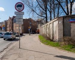 Skrzyżowanie al. Solidarności i ul. Szwedzkeij przed zmianami.