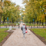 Kobieta spacerująca z psem.