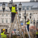 Montaż instalacji świątecznej.