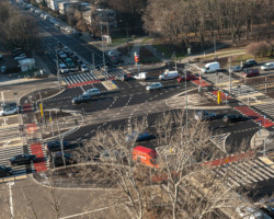 Skrzyżowanie al. Niepodległości i ul. Batorego po przebudowie.