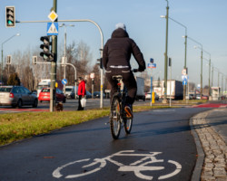 Rowerzysta na drodze dla rowerów.