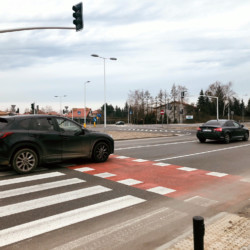 Sygnalizacja świetlna u zbiegu ulic Drewny i Przyczółkowej.