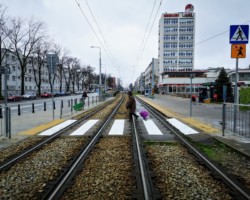 Przejście dla pieszych przez torowisko tramwajowe.