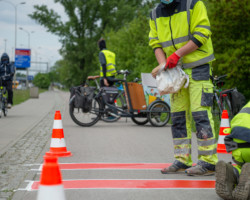 Nietypowe oznakowanie informujące o nurogęsiach.