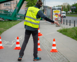 Nietypowe oznakowanie informujące o nurogęsiach.