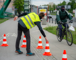 Nietypowe oznakowanie informujące o nurogęsiach.