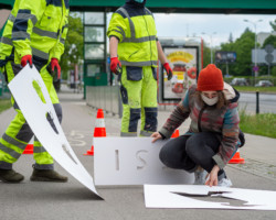 Nietypowe oznakowanie informujące o nurogęsiach.