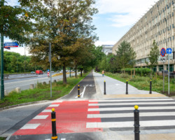 Nowy chodnik i droga dla rowerów przy Politechnice Warszawskiej.