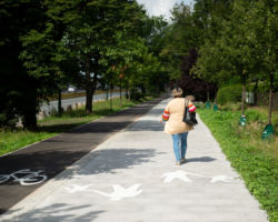 Nowy chodnik i droga dla rowerów przy Politechnice Warszawskiej.